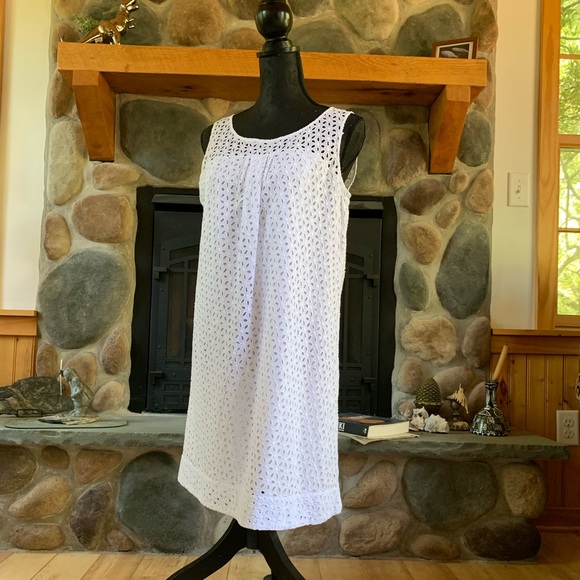 Dresses & Skirts - 💥HP💥White eyelet dress
